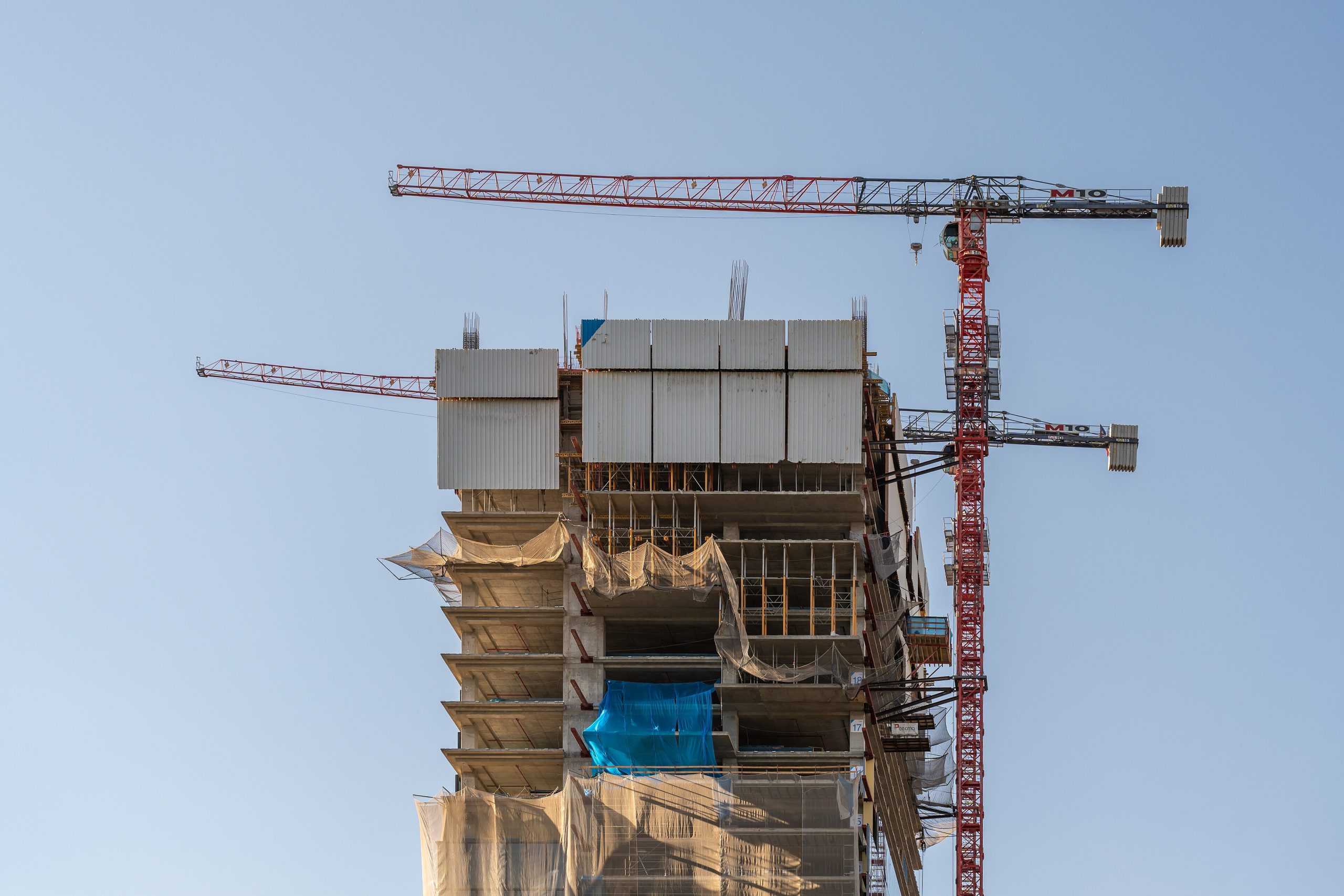 Estructura_de_hormigón_y_grùas_de_construcciòn